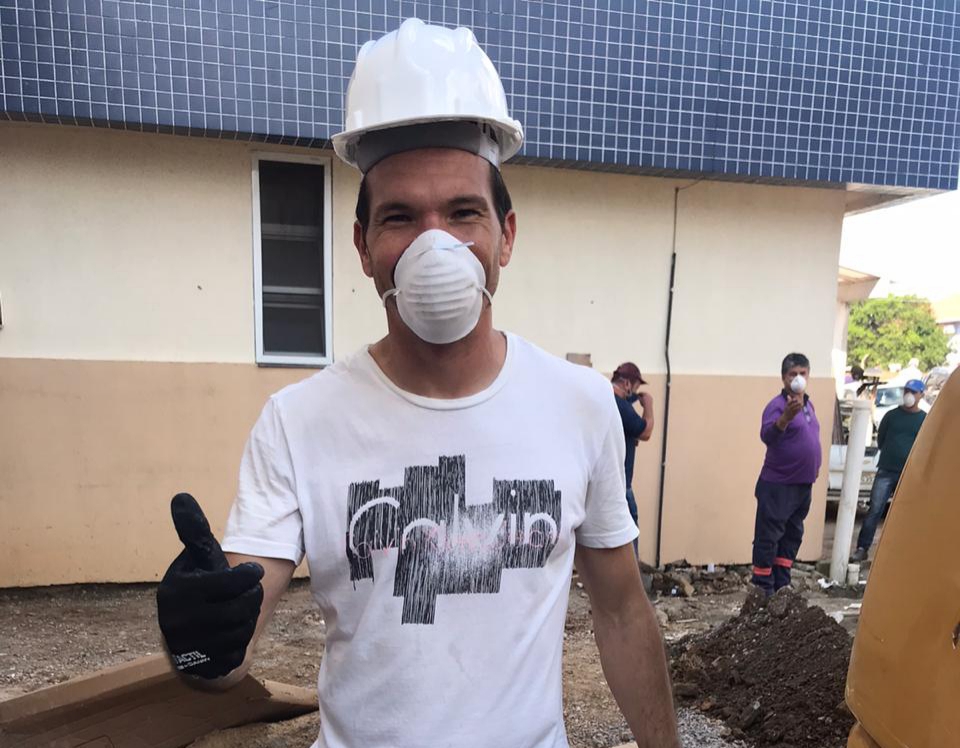Goleiro Jonatas trabalha voluntariamente na construção de leitos emergenciais